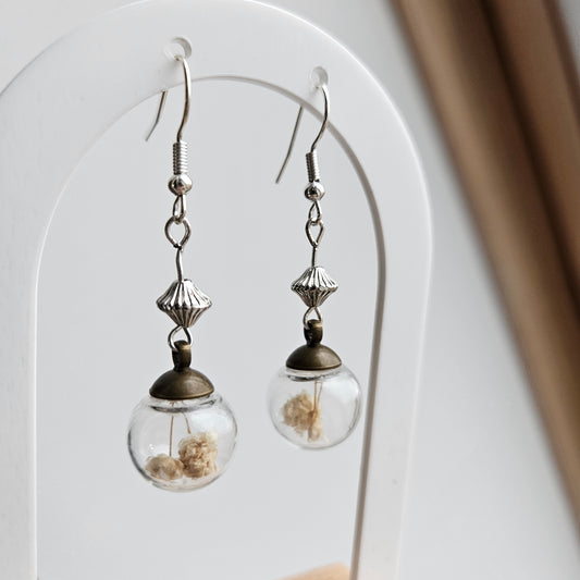Unique earrings with dried flowers